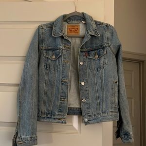 Levi’s light wash original trucker jacket! Only wore a few times.